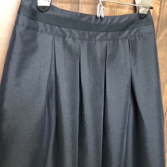 WHBM short pleated skirt size 2 -with pockets! - Picture 7 of 9